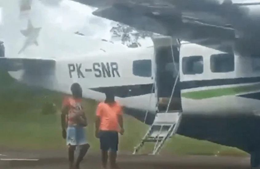  مقتل طيار ومساعده ونجاة الركاب في هجوم مسلح أثناء هبوطهما في إندونيسيا