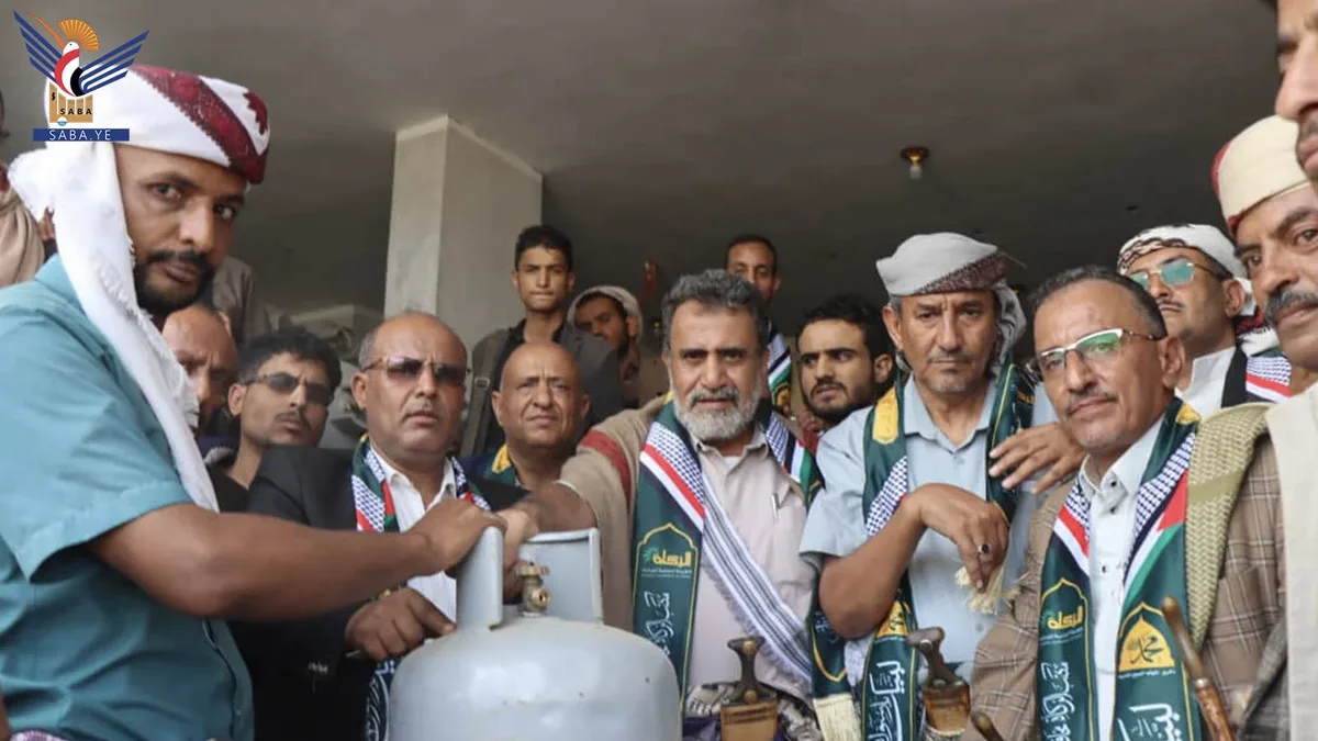 توزيع أسطوانات غاز منزلي للأسر الأشد فقراً في محافظة البيضاء 