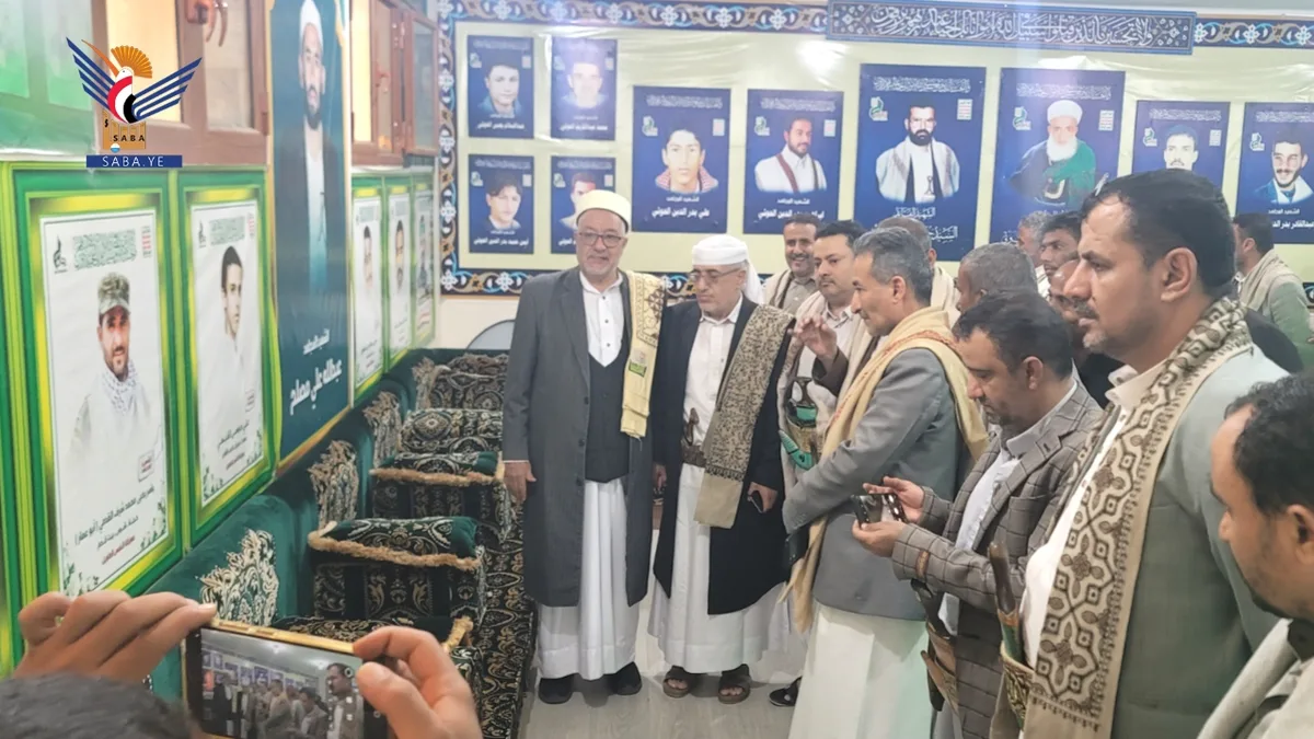 رئيس محكمة استئناف حجة ومدير فرع هيئة رفع المظالم يزوران معرض صور الشهداء