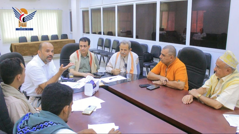 اجتماع بالحديدة يناقش آلية دعم صناعة وتسويق الأقمشة المحلية والملابس القطنية اجتماع بالحديدة يناقش آلية دعم صناعة وتسويق الأقمشة المحلية والملابس القطنية