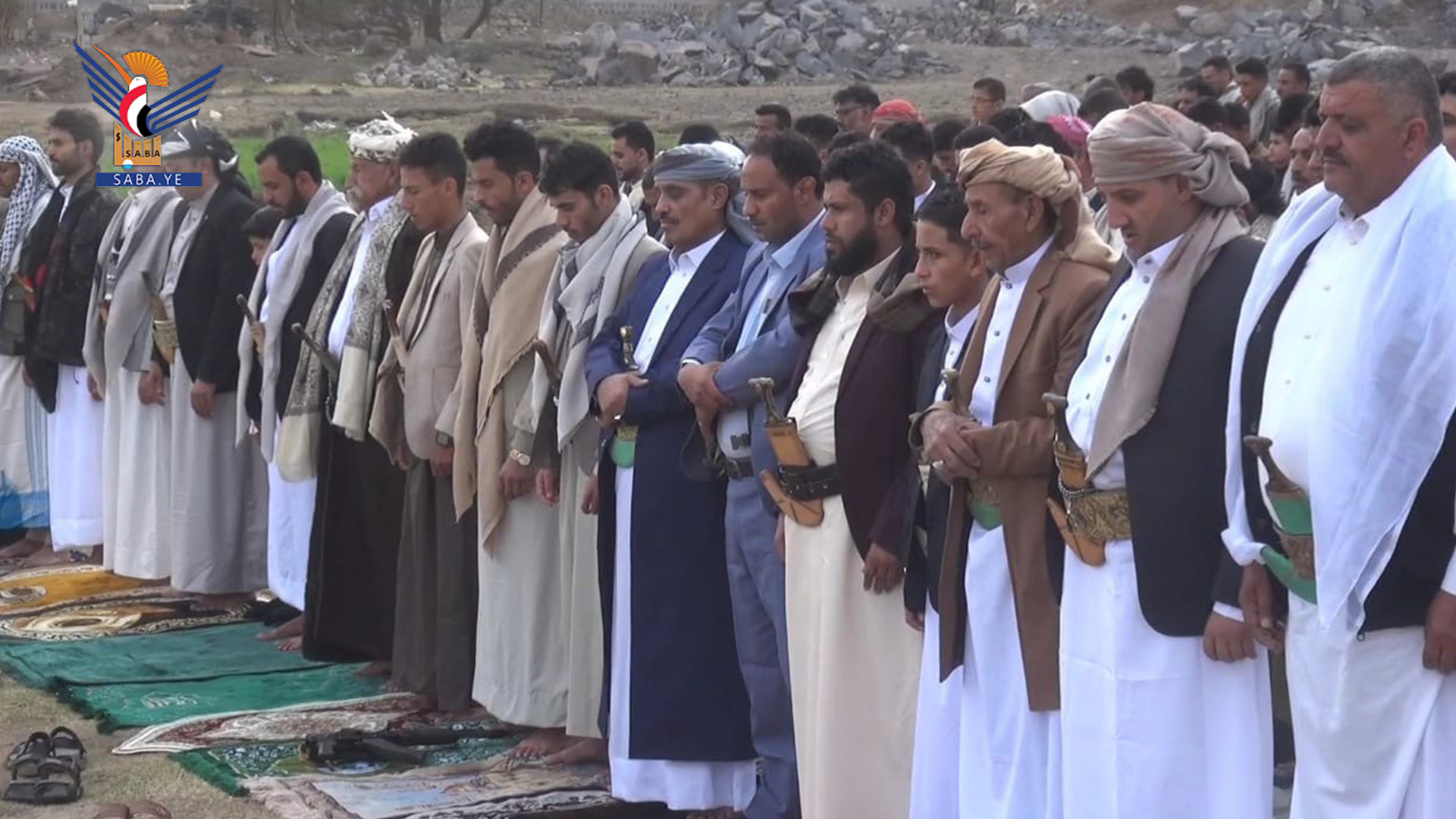 السامعي يؤدي صلاة عيد الفطر مع جموع المصلين من أبناء قرية المساجد في بني مطر بمحافظة صنعاء