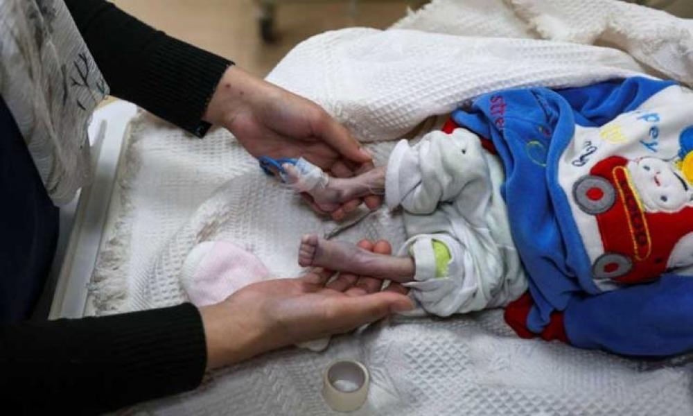 وفاة رضيع فلسطيني عمره سبعة أيام بسبب البرد القارس وسط قطاع غزة