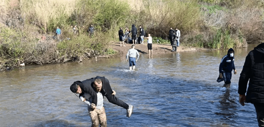 فقدان 11 شخص بينهم نساء وأطفال خلال محاولتهم عبور الحدود السورية – اللبنانية عبر مجرى النهر الكبير