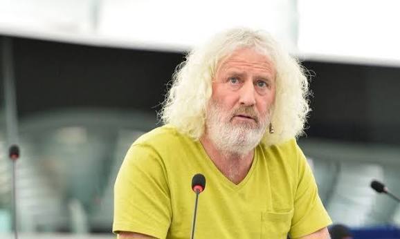 والاس ينتقد ازدواجية المعايير: أمريكا والأوروبيون "يتقنون النفاق"