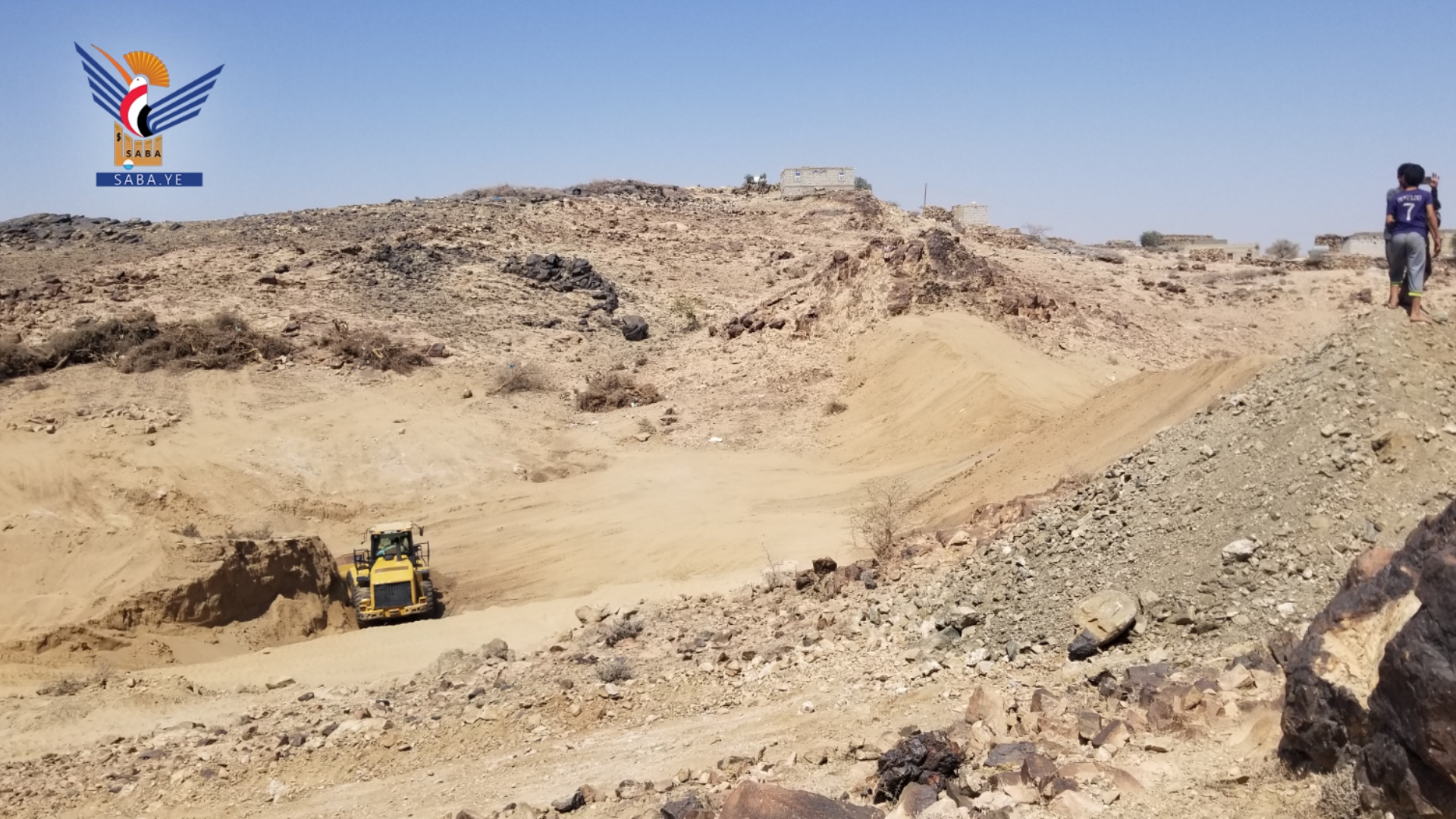 محافظ البيضاء يتفقد سير العمل بحاجز روضة الحصن مديرية ردمان
