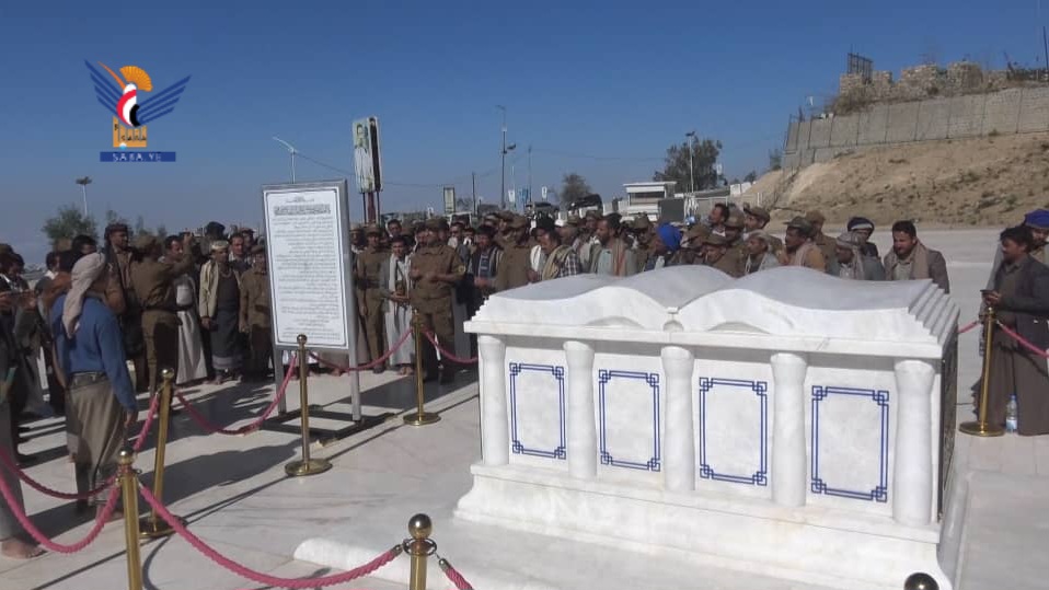 قيادات من ريمة تزور ضريح الشهيد القائد في صعدة