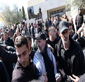 العدو الصهيوني يفرج عن 369 أسيرًا فلسطينيًا والمقاومة تسلم ثلاثة أسرى للكيان