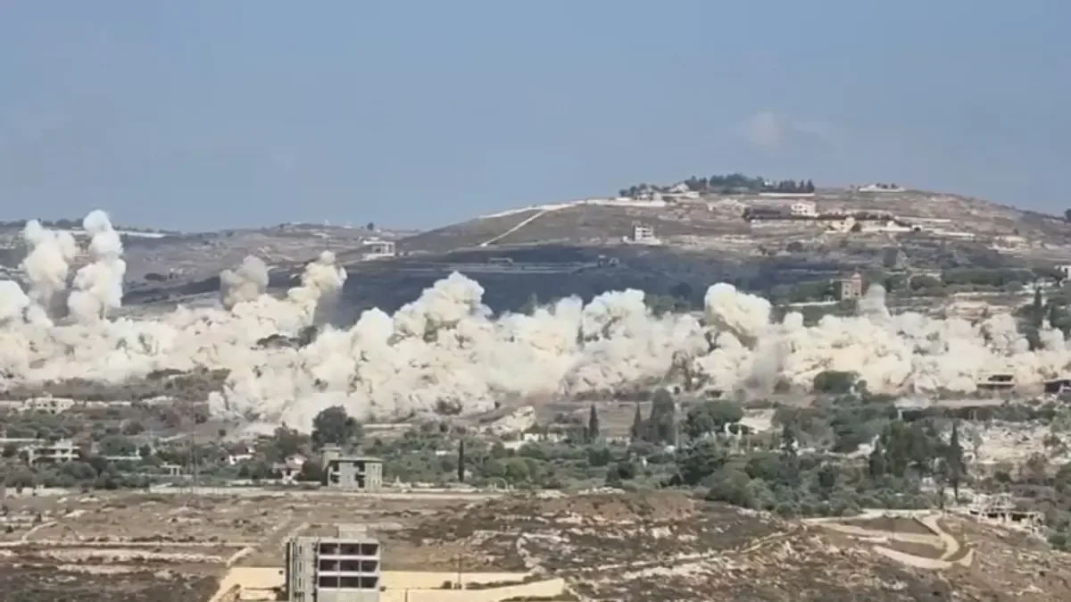 العدو الإسرائيلي ينفّذ تفجيرات ضخمة ويحرق منازل في عدة بلدات جنوبي لبنان