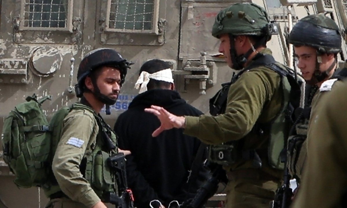 العدو الإسرائيلي يعتقل فلسطينياً من شويكة ويواصل عدوانه على طولكرم ومخيميها