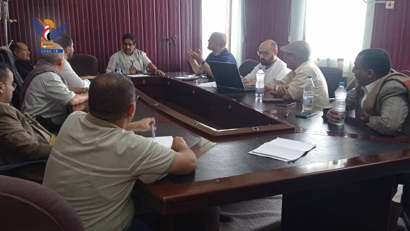 اجتماع بالحديدة يستعرض الإجراءات الكفيلة لتسريع إنجاز المشاريع الاستثمارية