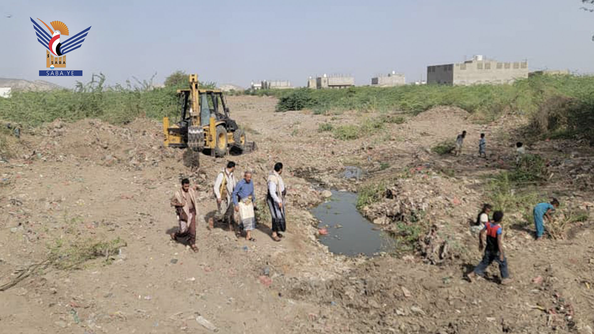 تفقد أعمال إنشاء مصدّات السيول وتصريف المياه في مديرية باجل بالحديدة