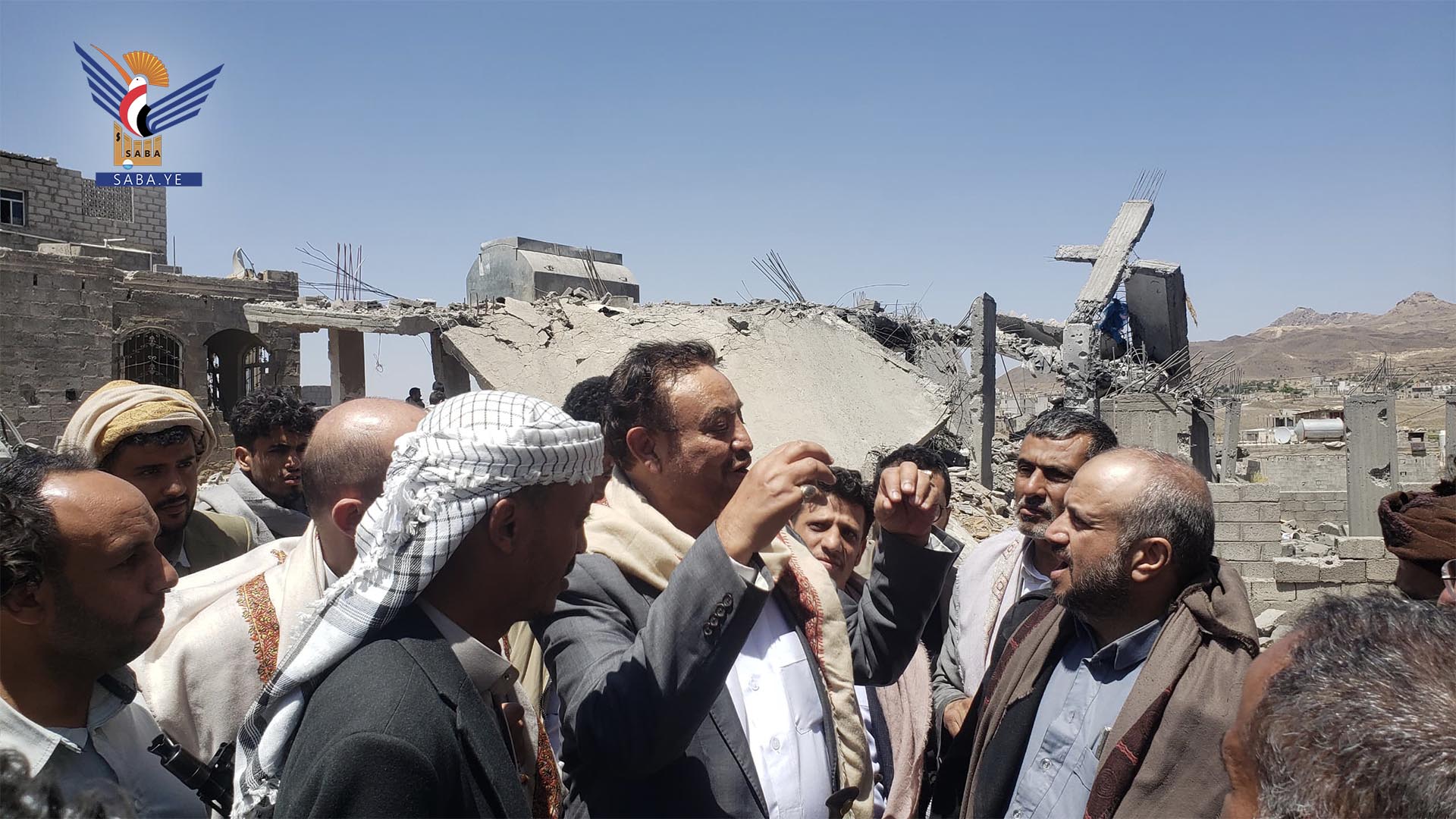 أمين العاصمة يطلع على الأضرار بمنازل المواطنين جراء استهداف العدوان الأمريكي لحي شعب الحافة