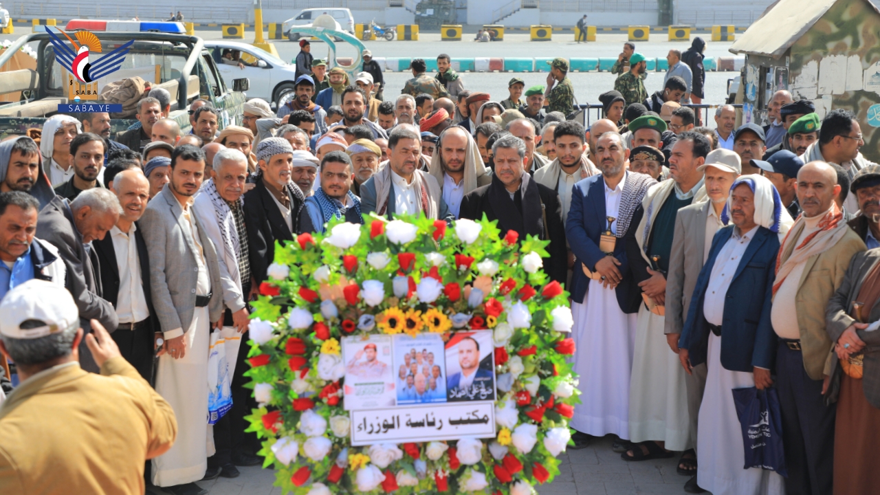 قيادات وموظفو مكتب رئاسة الوزراء يزورن أضرحة الشهداء الصماد والرهوي والغماري