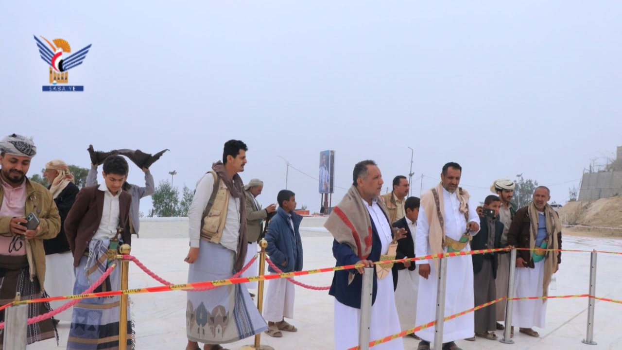  صعدة .. قيادة وموظفو وحدة تمويل المشاريع بالحديدة يزورون ضريح الشهيد القائد