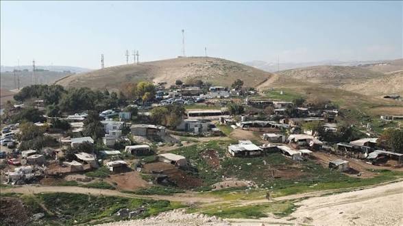 العدو الإسرائيلي يقتحم الخان الأحمر شرق القدس والخضر جنوب بيت لحم