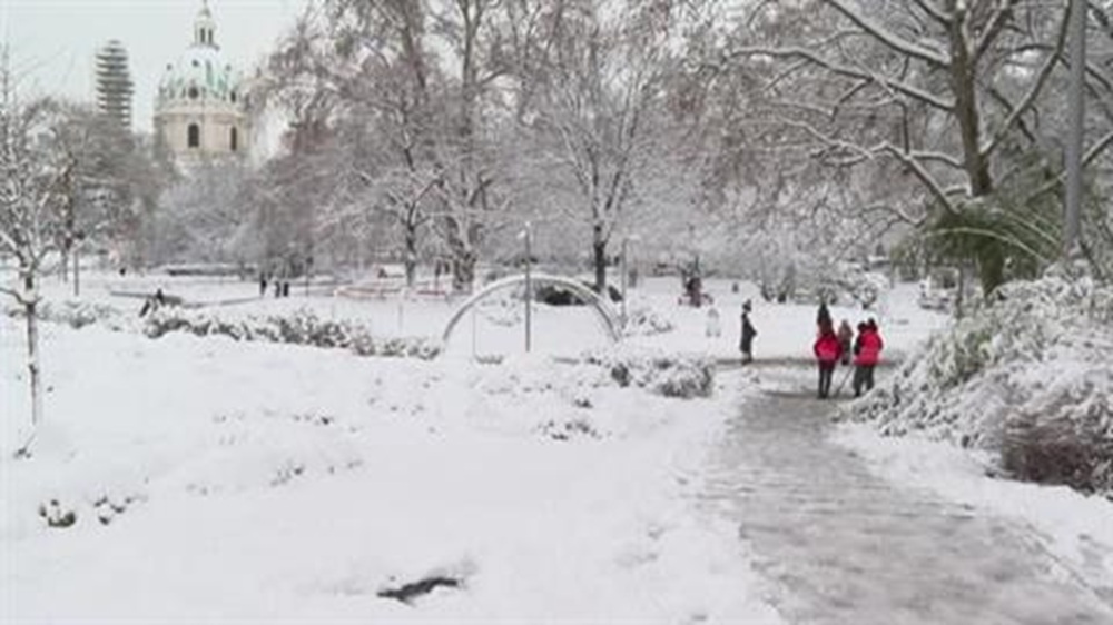 عاصفة ثلجية تضرب العاصمة النمساوية وتشلّ النقل وسط تحذيرات من الانهيارات  