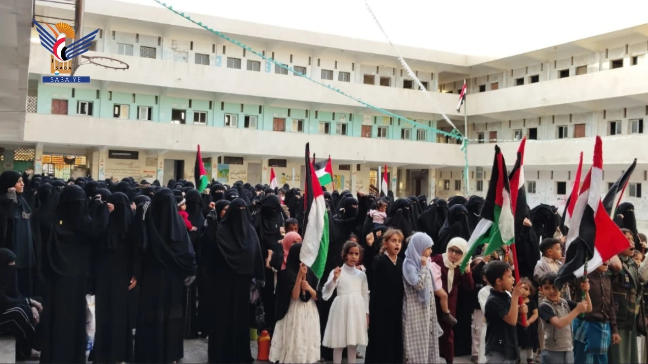 وقفة نسائية حاشدة بمدينة الحديدة نصرة للشعب الفلسطيني 