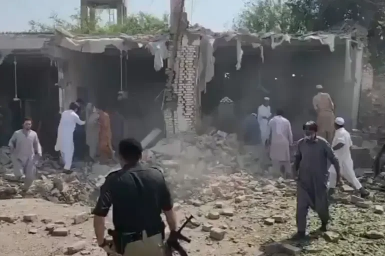 مقتل 21 شخص وإصابة 78 في انفجار بمسجد للشرطة شمال غربي باكستان