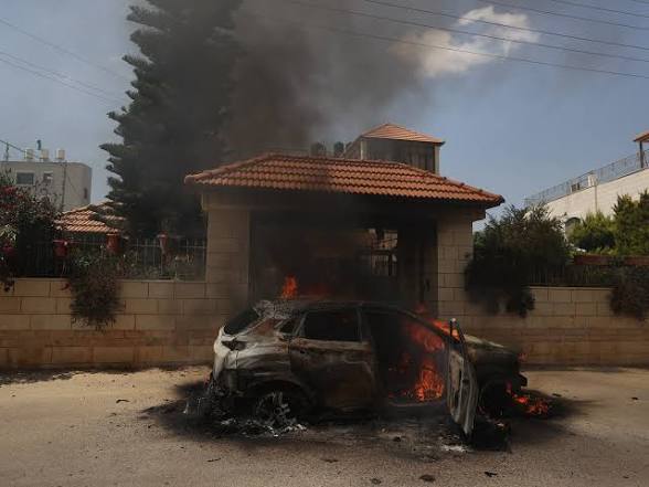 مستوطنون يهاجمون قرية عوريف بنابلس ويصيبون شابا ويحرقون كسارة