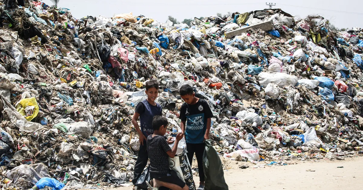 بلدية غزة تطلق نداء استغاثة: أطنان النفايات المتراكمة تهدد سكان القطاع