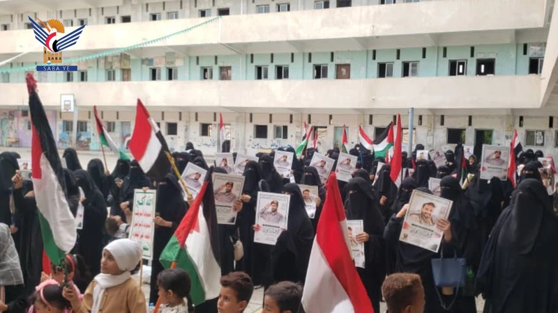 وقفة نسائية بالحديدة وفاء لدماء الشهداء وتتويجا لعامين من العطاء وقفة نسائية بالحديدة وفاء لدماء الشهداء وتتويجا لعامين من العطاء