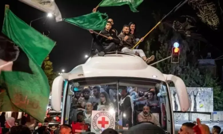 الدفعة السابعة من الأسرى المحررين تصل رام الله