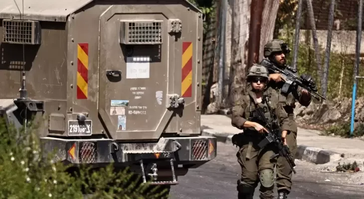 العدو الإسرائيلي يعتقل 22 فلسطينيا بينهم صحفي ووالدة وشقيقة أسير من الضفة