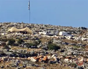 مستوطنون يُوسعون بؤرة استيطانية شمال الخليل وآخرون يسرقون الزيتون بعقربا