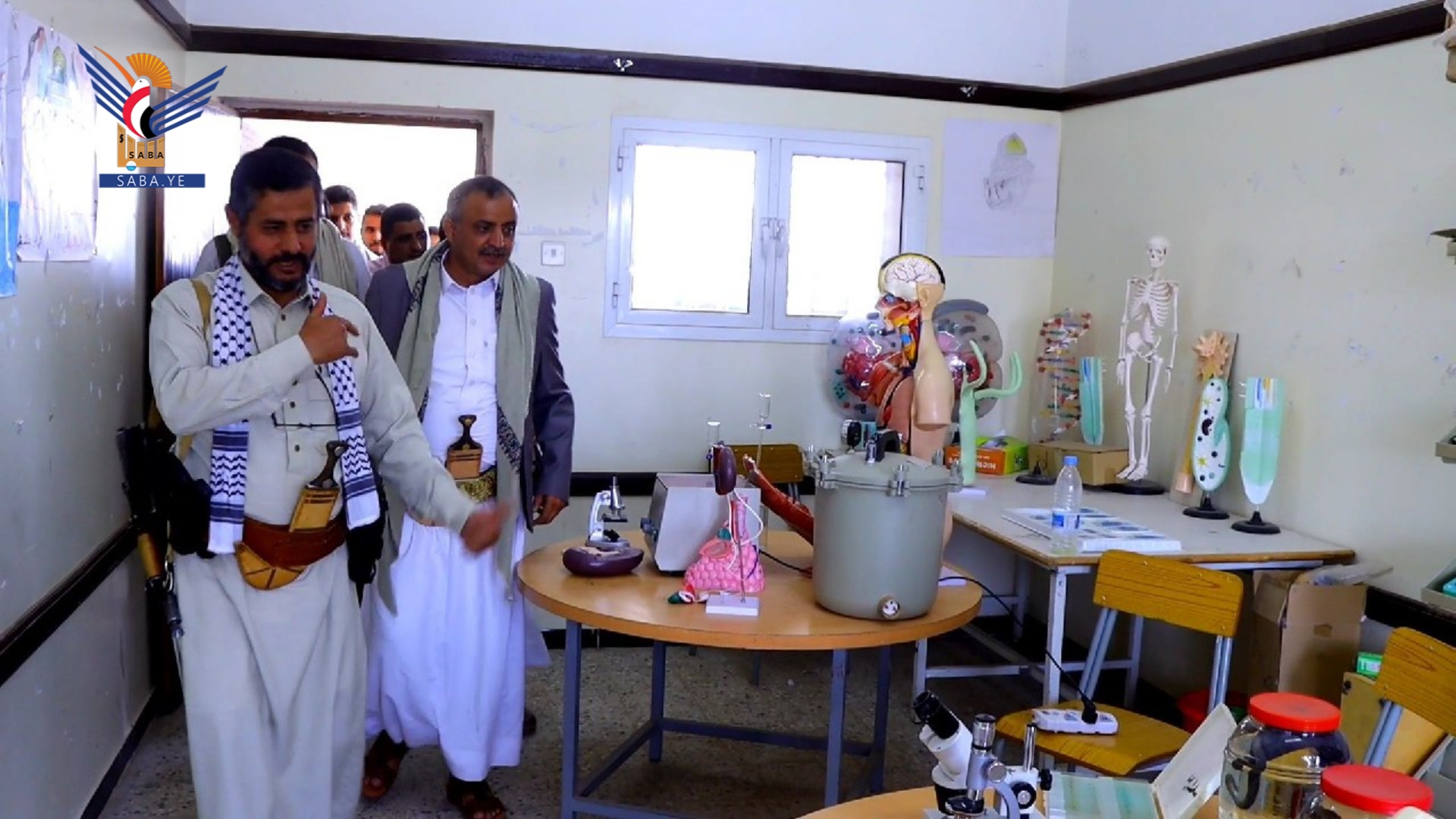  الوزير الرباعي والمحافظ البخيتي يطلعان على أنشطة المدرسة النموذجية بذمارة