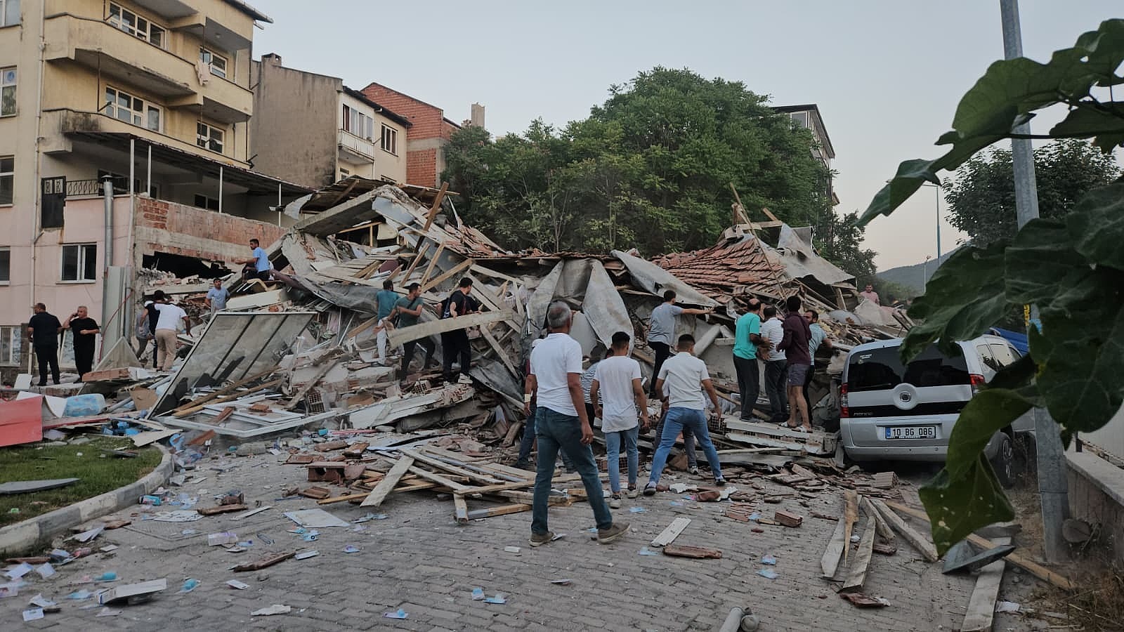 قتيل و 29 مصابًا في زلزال ضرب محافظة باليكسير التركية قتيل و 29 مصابًا في زلزال ضرب محافظة باليكسير التركية