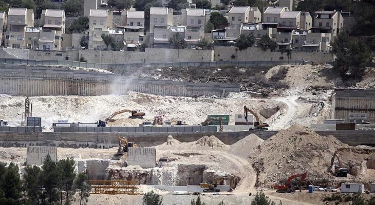 العدو الإسرائيلي ينفذ أعمالًا إنشائية استيطانية شمال القدس المحتلة