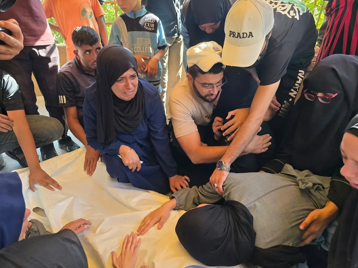 في خيمة صغيرة.. 9 أطفال يبكون أباهم الشرطي الذي قتله العدو الصهيوني 