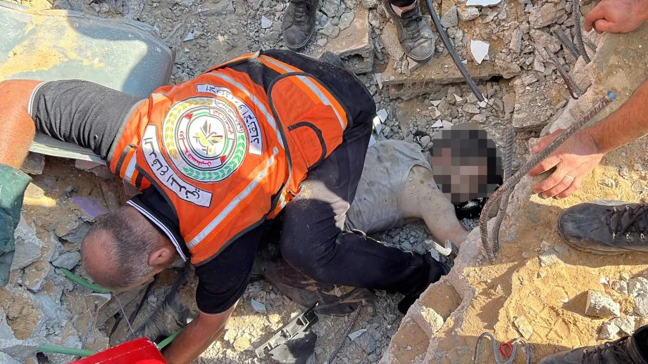 الدفاع المدني بغزة ينتشل جثامين 7 شهداء وسط القطاع