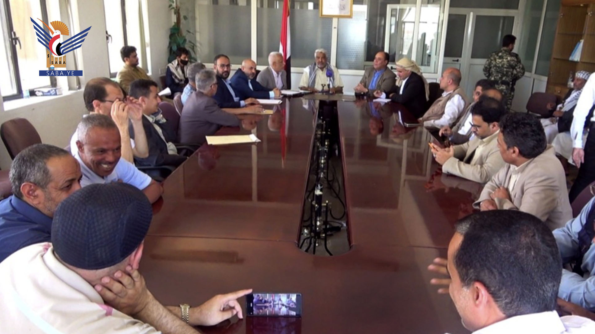 وزير النقل والأشغال ونائب وزير الإعلام يناقشان جوانب التنسيق والتكامل المؤسسي