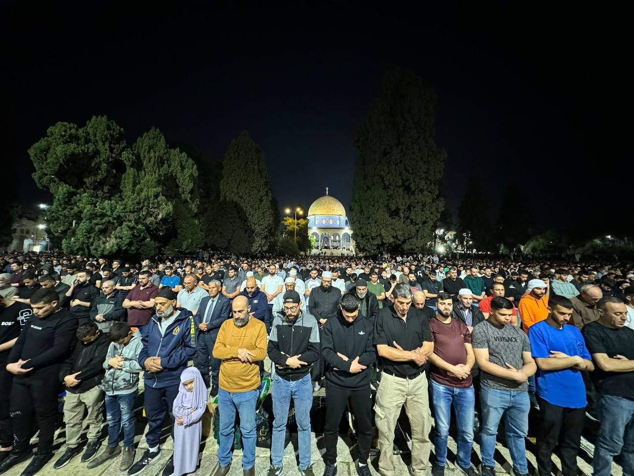 ألفاً من الفلسطينيين يؤدون صلاتي العشاء والتراويح في رحاب الأقصى