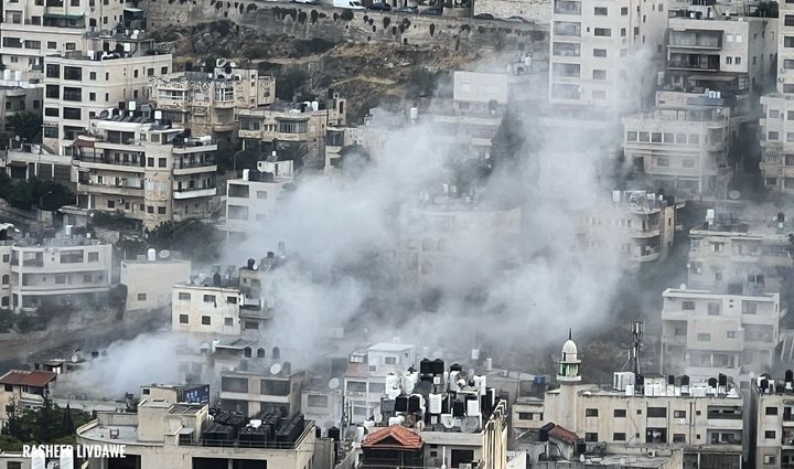 العدو الاسرائيلي يفجًر شقة سكنية ويعتقل 4 فلسطينيين في نابلس 