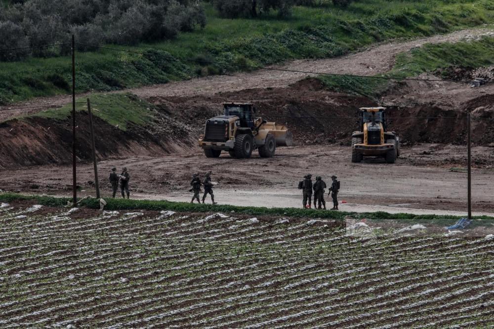  قوات العدو الصهيوني تجرف أراضٍ قرب مدخل عرابة الشرقي جنوب جنين