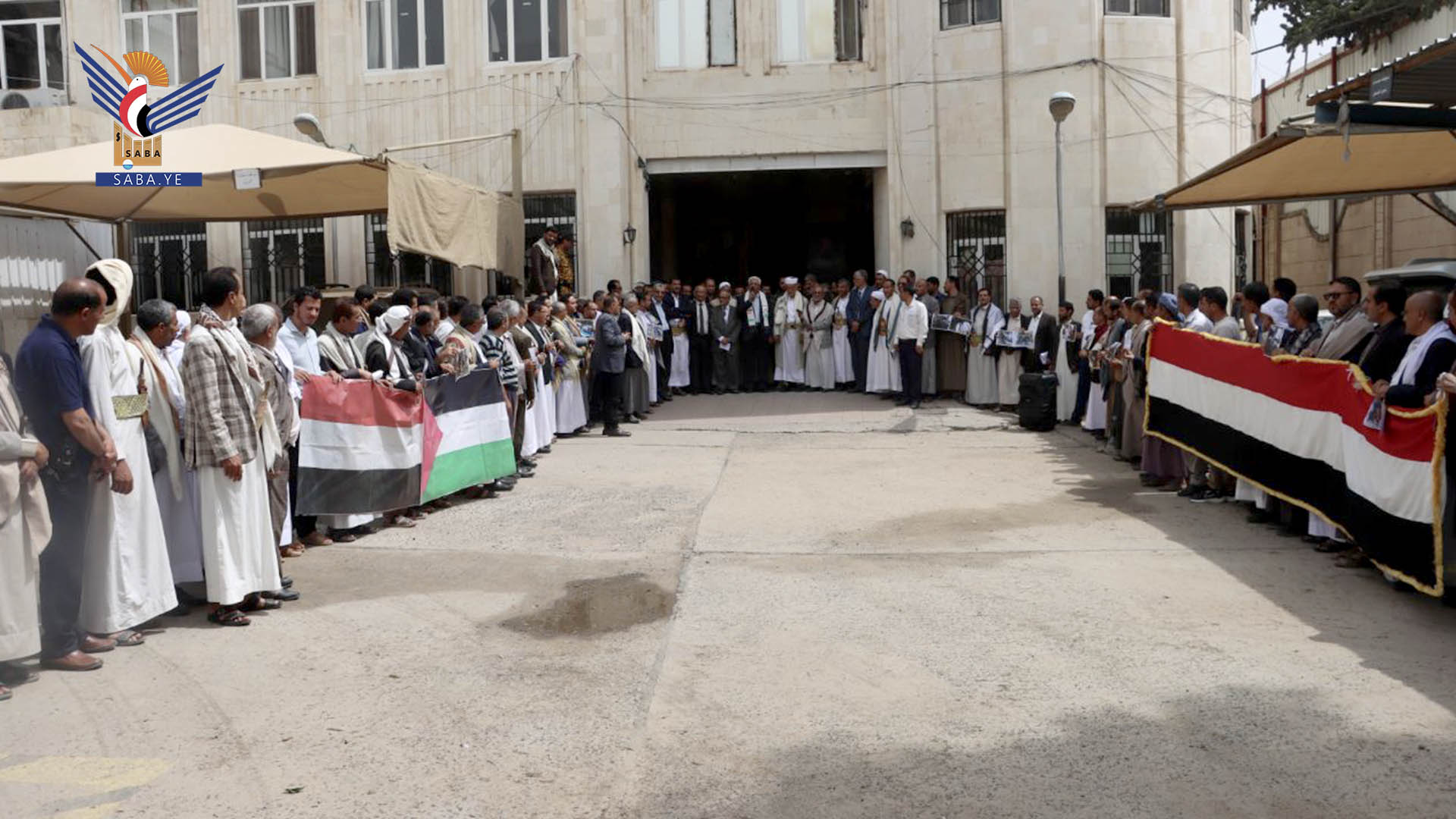 السلطة القضائية تنظم وقفة تضامنية مع الشعب الفلسطيني وتفويضًا لقائد الثورة