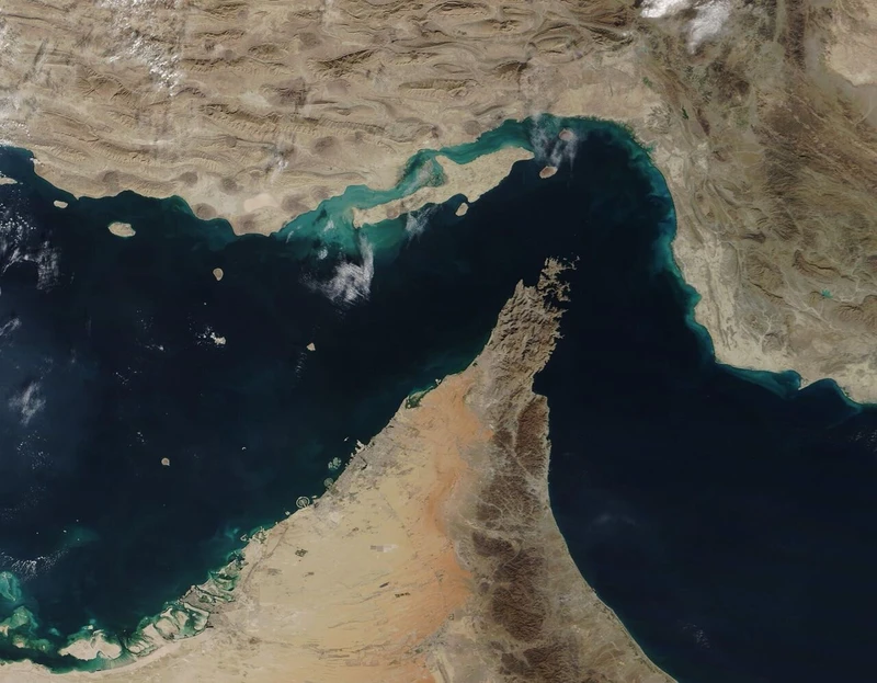  إدارة مضيق هرمز تحذر السفن من العبور خارج الممرات المحددة