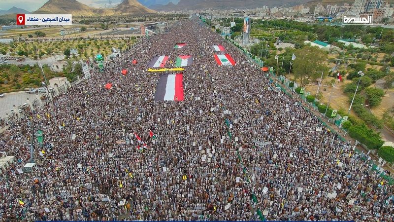 اليمن| مسيرات مليونية "وفاءً للشهداء القادة.. مع غزة ولبنان حتى النصر" اليمن| مسيرات مليونية "وفاءً للشهداء القادة.. مع غزة ولبنان حتى النصر"