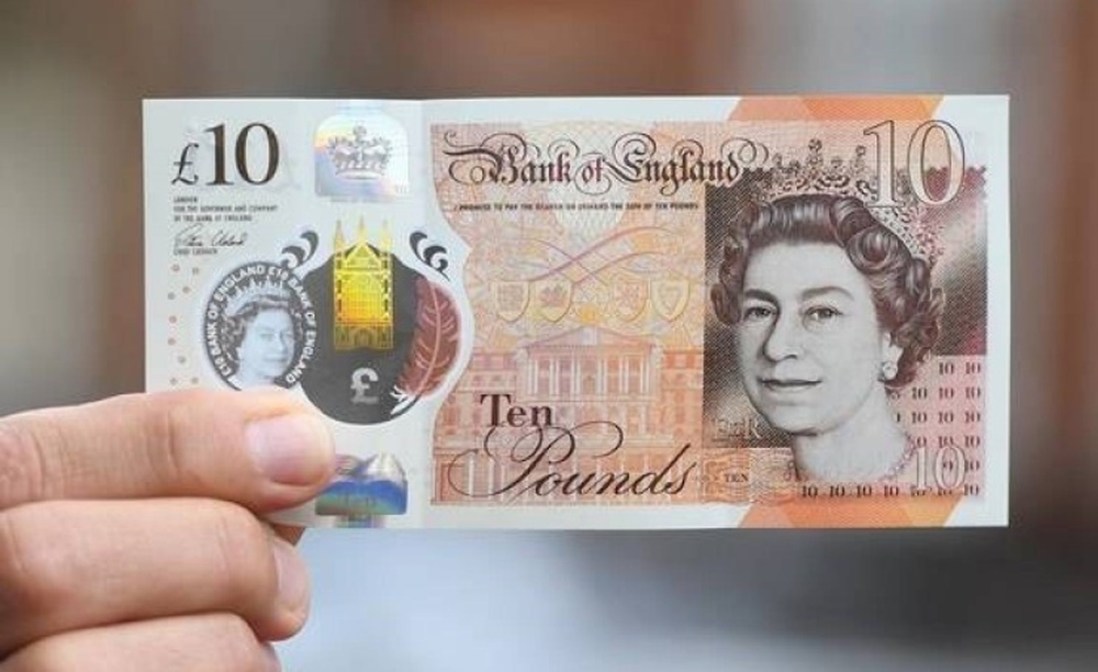 الجنيه الإسترليني ينخفض مقابل الدولار الأمريكي واليورو