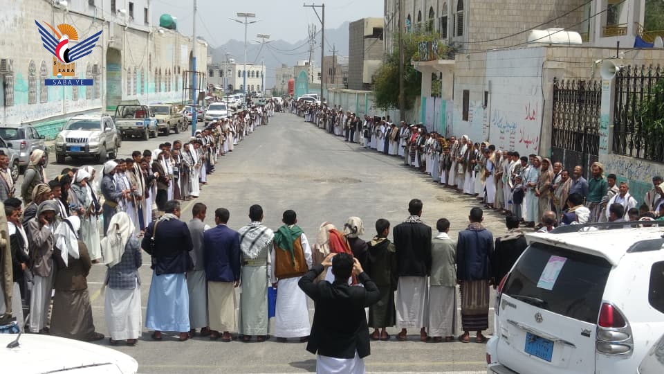 وقفات شعبية بصعدة تبارك حظر الملاحة البحرية على العدو السعودي