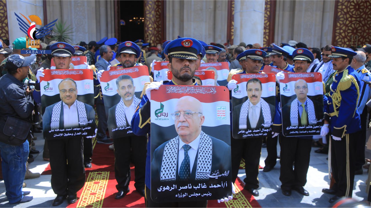 اليمنيون يودعون كوكبة من الشهداء ويؤكدون المضي على دربهم اليمنيون يودعون كوكبة من الشهداء ويؤكدون المضي على دربهم