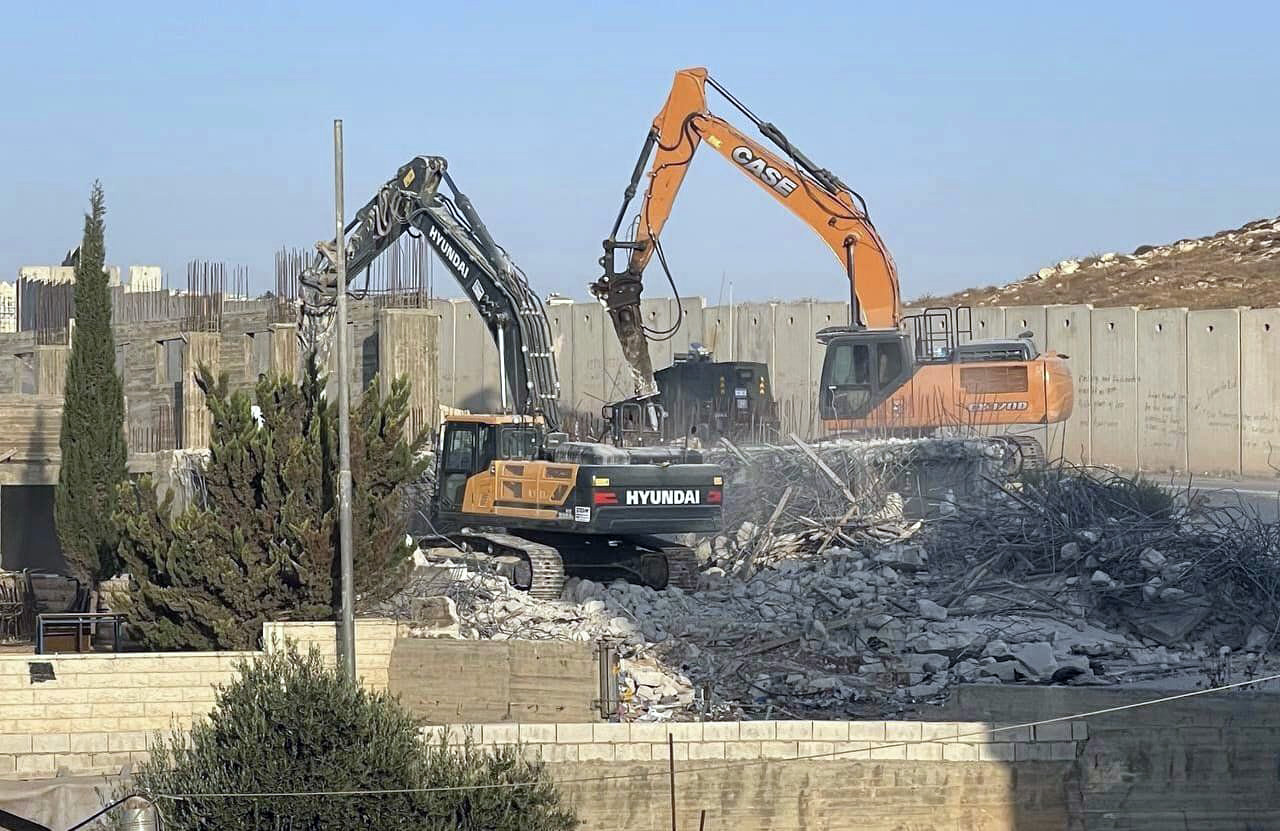 العدو الإسرائيلي يخطر بهدم منشآت سكنية وزراعية جنوب شرق القدس المحتلة