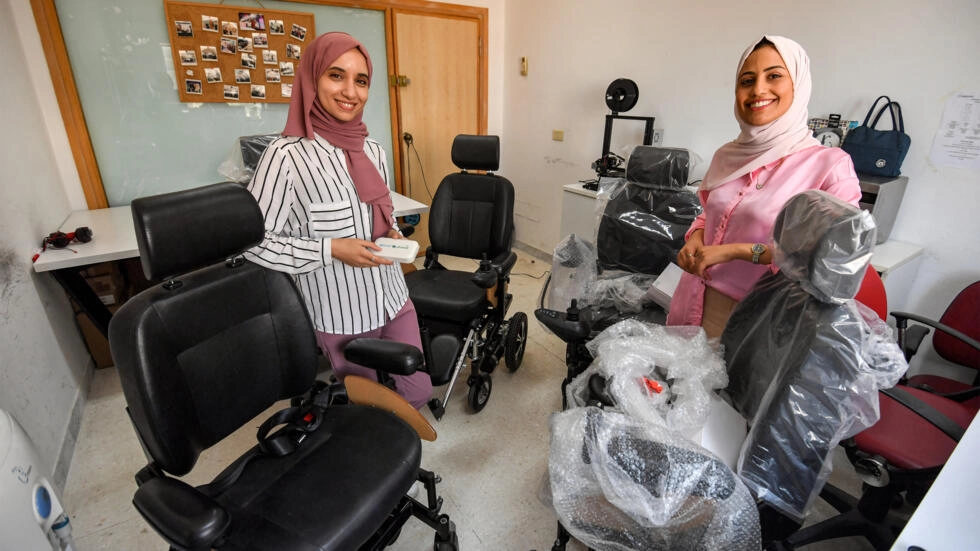 4 مخترعات تونسيات يبتكرن كرسي يمكن تحريكه بالموجات الدماغية والصوت وحركات الوجه