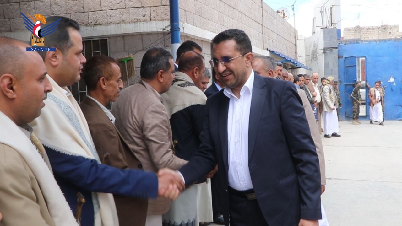 وزير الاتصالات يتفقد الانضباط الوظيفي في فرع مؤسسة الاتصالات بذمار