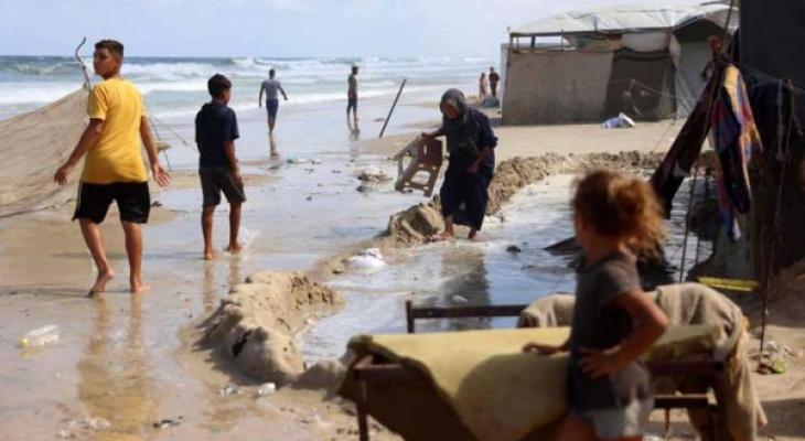 بلدية خانيونس تحذر النازحين من ارتفاع المد البحري