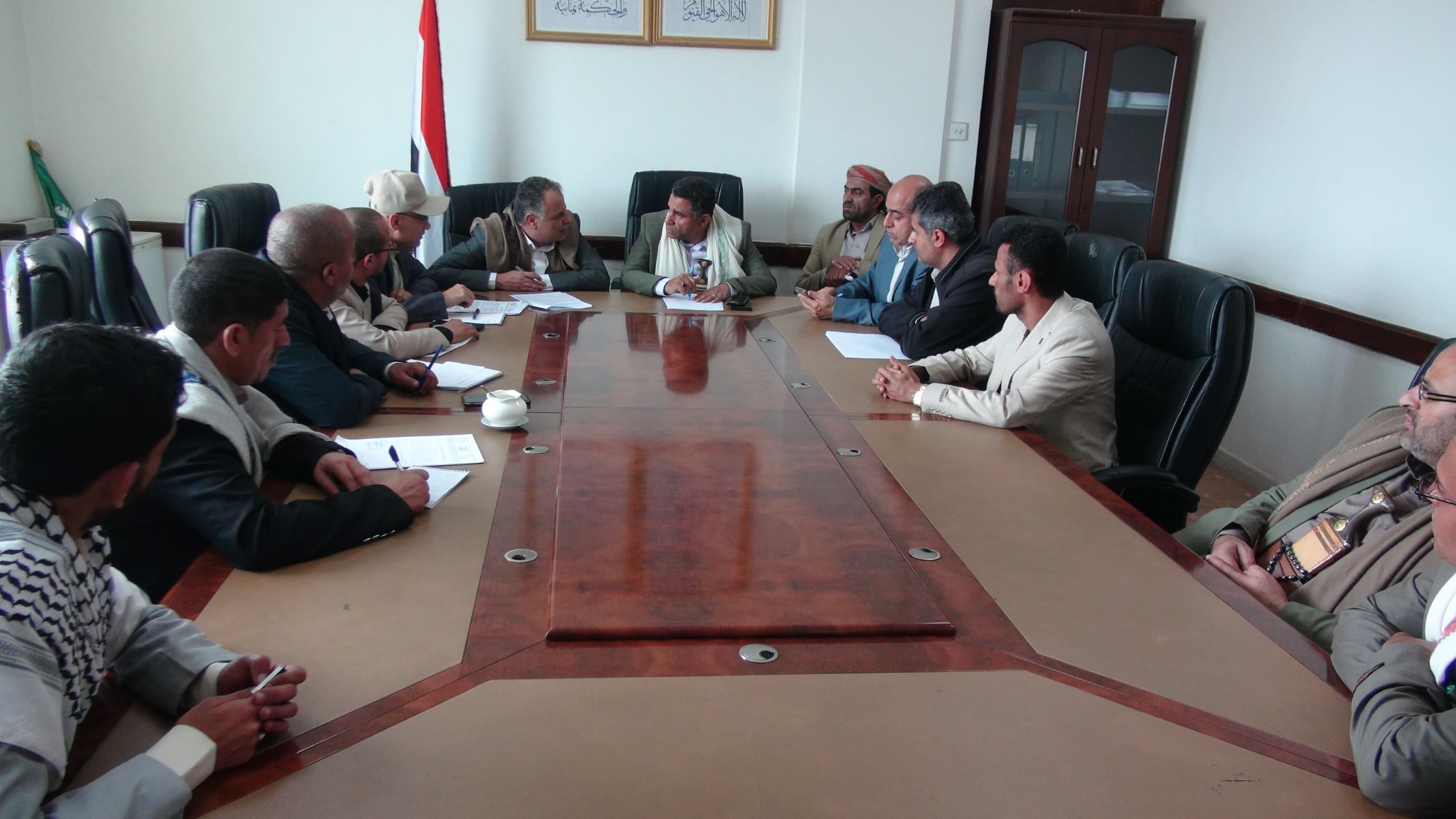 مناقشة سبل توفير احتياج محافظة حجة من مشاريع المياه والكهرباء