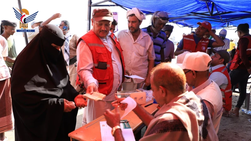 الحديدة.. تدشين مشروع المساعدات النقدية لـ 800 حالة فقيرة في جزيرة كمران الحديدة.. تدشين مشروع المساعدات النقدية لـ 800 حالة فقيرة في جزيرة كمران