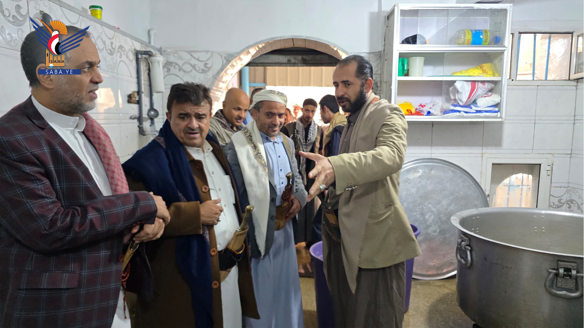 أمانة العاصمة .. كسوة عيدية وتوزيع وجبات إفطار للفقراء في مديرية آزال